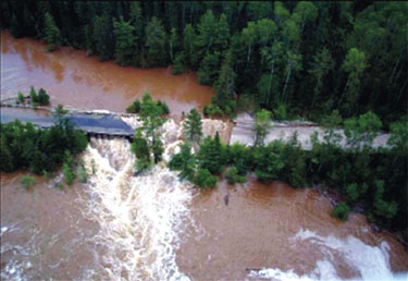 FIGURE 19 : Photographie d’une inondation et des dommages causés à une route dans le nord-ouest de l’Ontario après un très violent orage survenu en juin 2002