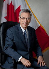 L'honorable Joe Oliver, P.C., M.P., Ministre  des Ressources naturelles