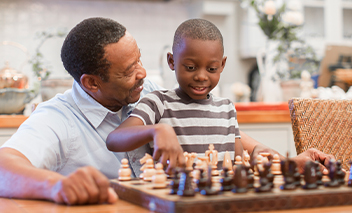 Le grand-père joue aux échecs avec son petit-fils.