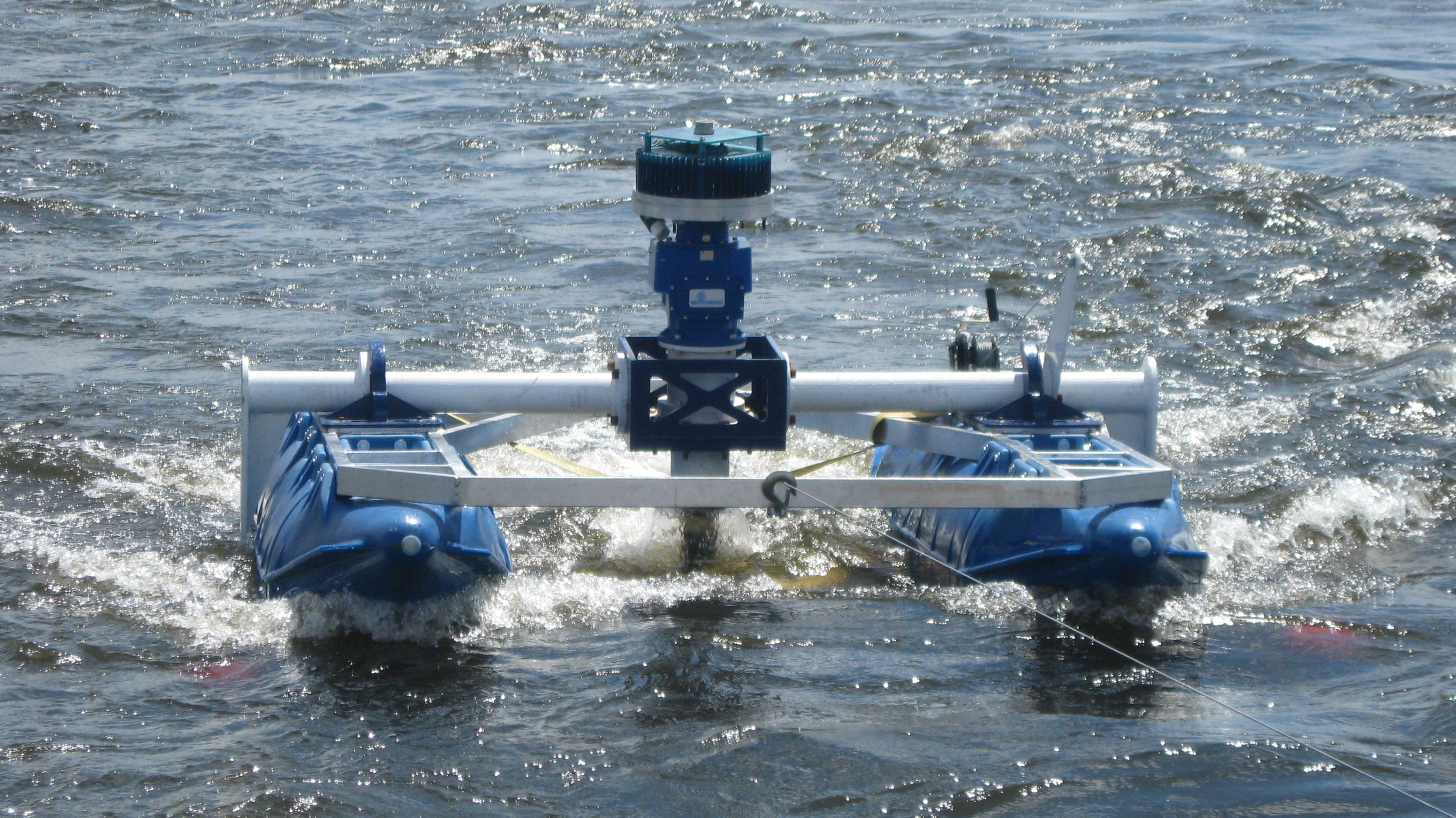 Image de turbine à axe vertical à la surface de l’eau.