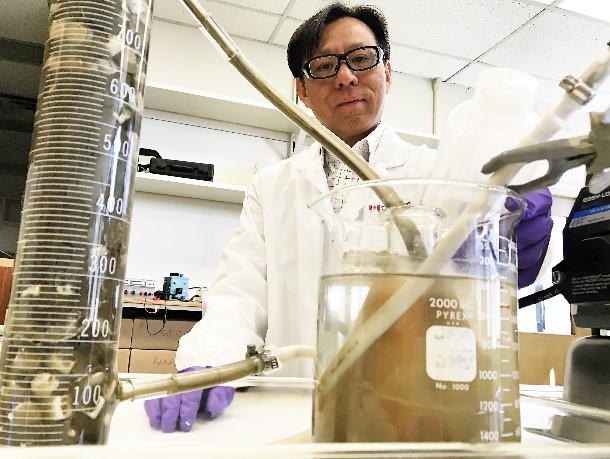 Le chercheur scientifique Terry Cheng mène des expériences visant à extraire l’or des déchets miniers dans son laboratoire