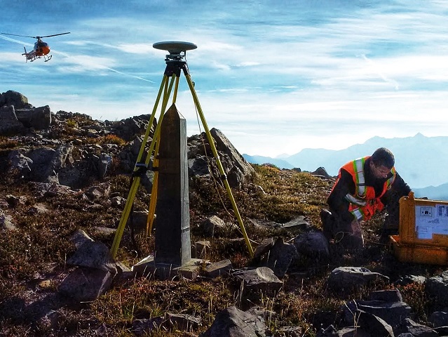 Le travailleur frontalier Karl Leblanc examine un récepteur GPS sur la chaîne des Cascades à la frontière entre la Colombie-Britannique et l’État de Washington