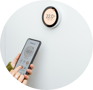Image d'un thermostat intelligent contrôlé par un téléphone intelligent.