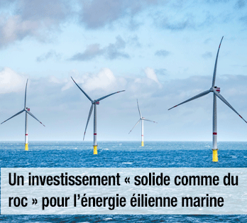 Cinq éoliennes marines et un bateau à l’arrière-plan -  Un investissement solide comme du roc pour l’énergie éolienne marine