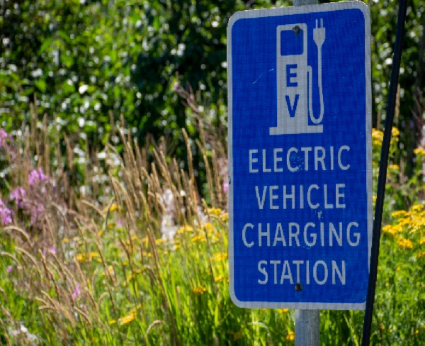Panneau indiquant l’accès à une borne de recharge pour véhicules électriques