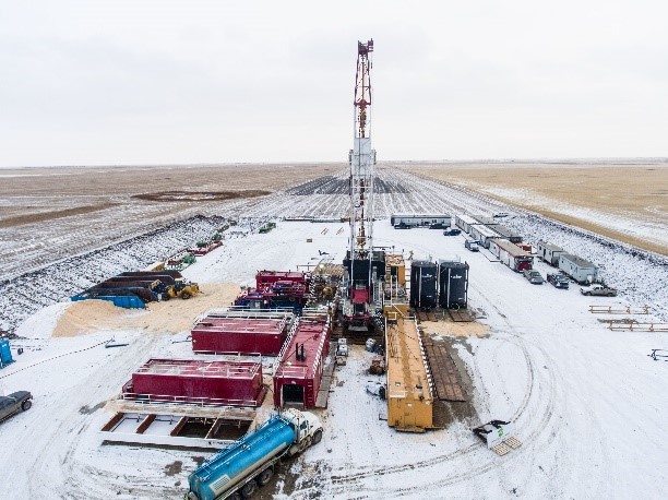 Image des opérations de forage géothermique de DEEP dans le sud-est de la Saskatchewan. Cette installation de forage peut forer à plus de 3 000 m de profondeur dans les formations de Deadwood et de Winnipeg dans le bassin sédimentaire de Williston et de l’Ouest canadien.