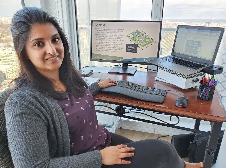 Une photo d'Anjali Wadhera à son bureau