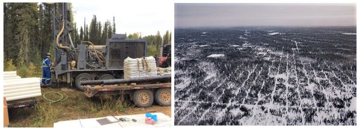 Deux images. À gauche, une petite équipe fore des puits de surveillance peu profonds. À droite, un plan d’ensemble d’une zone boisée plate quadrillée de lignes droites, où les arbres ont été abattus à des fins industrielles.