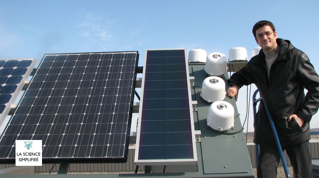 Yves Poissant à côté d'un système photovoltaïque.