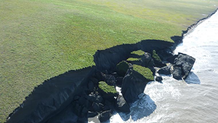 Changements climatiques : l’érosion des côtes arctiques peut atteindre 40 mètres par année 