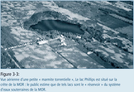 Figure 3-3 : Vue aérienne d'une petite marmite torrentielle, le lac Phillips est situé sur la crête de la MOR : le public estime que de tels lacs sont ler réservoir du syème d'eau souterraines de al MOR.