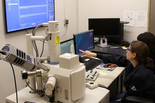 Des responsables des analyses utilisent un microscope électronique à balayage couplé à un analyseur aux rayons X à dispersion d’énergie (MEB/EDX) afin de déterminer la morphologie d’un échantillon.