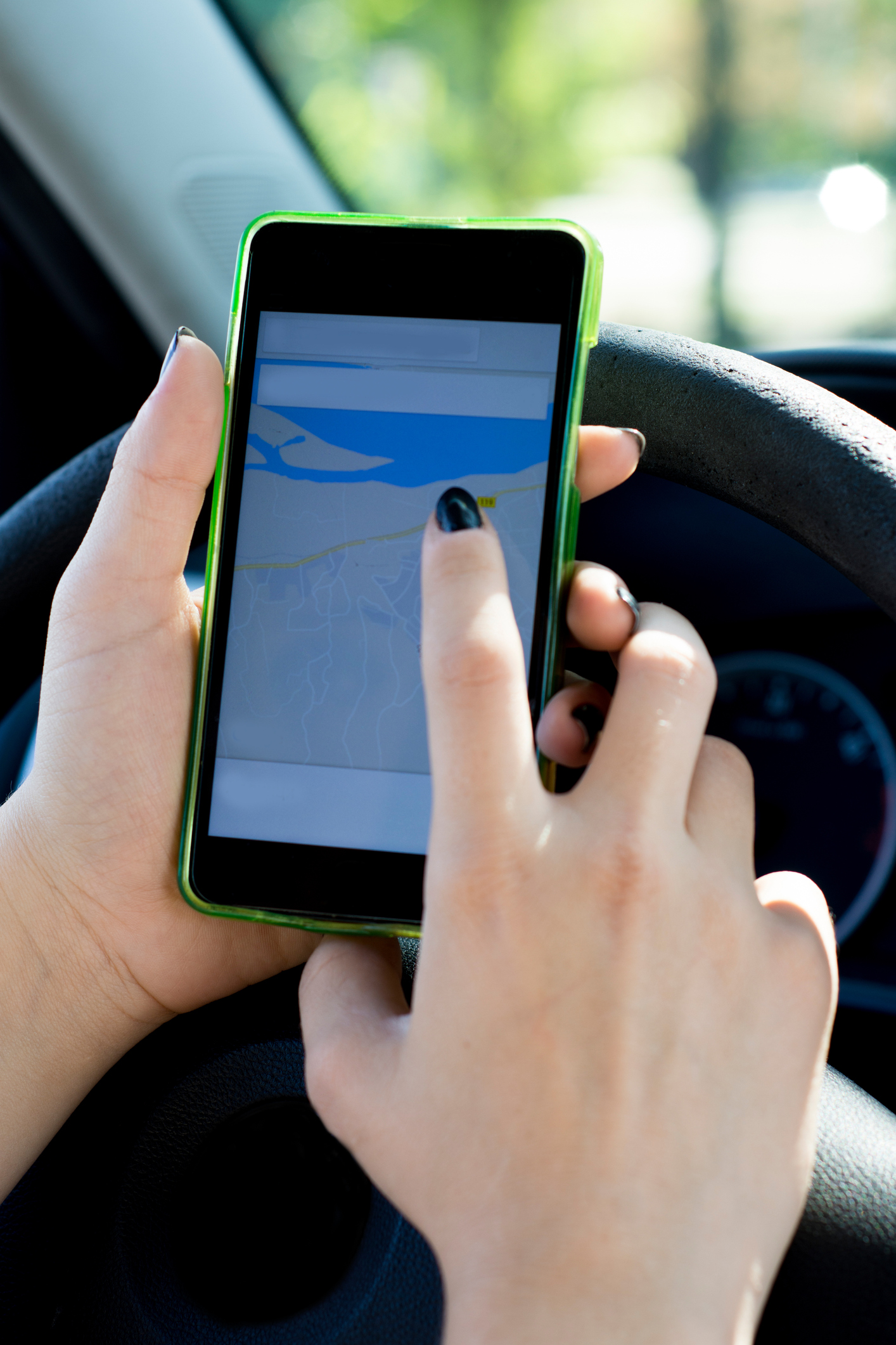 Doigt féminin tapant sur le GPS d’un appareil mobile