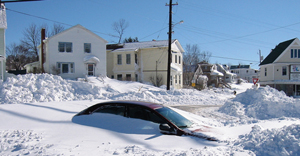 Photo de voiture couverte par une dérive de la neige