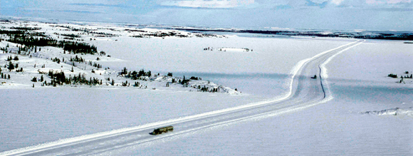 Route d’hiver utilisée pour le transport routier en région éloignée