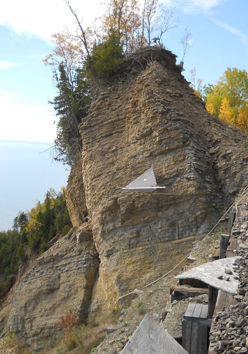 Réflecteur radar fixé au roc