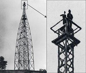 Gauche : Techniciens sur la tour d’observation en bois. Droite : Photo en gros de deux techniciens debout sur la tour. 