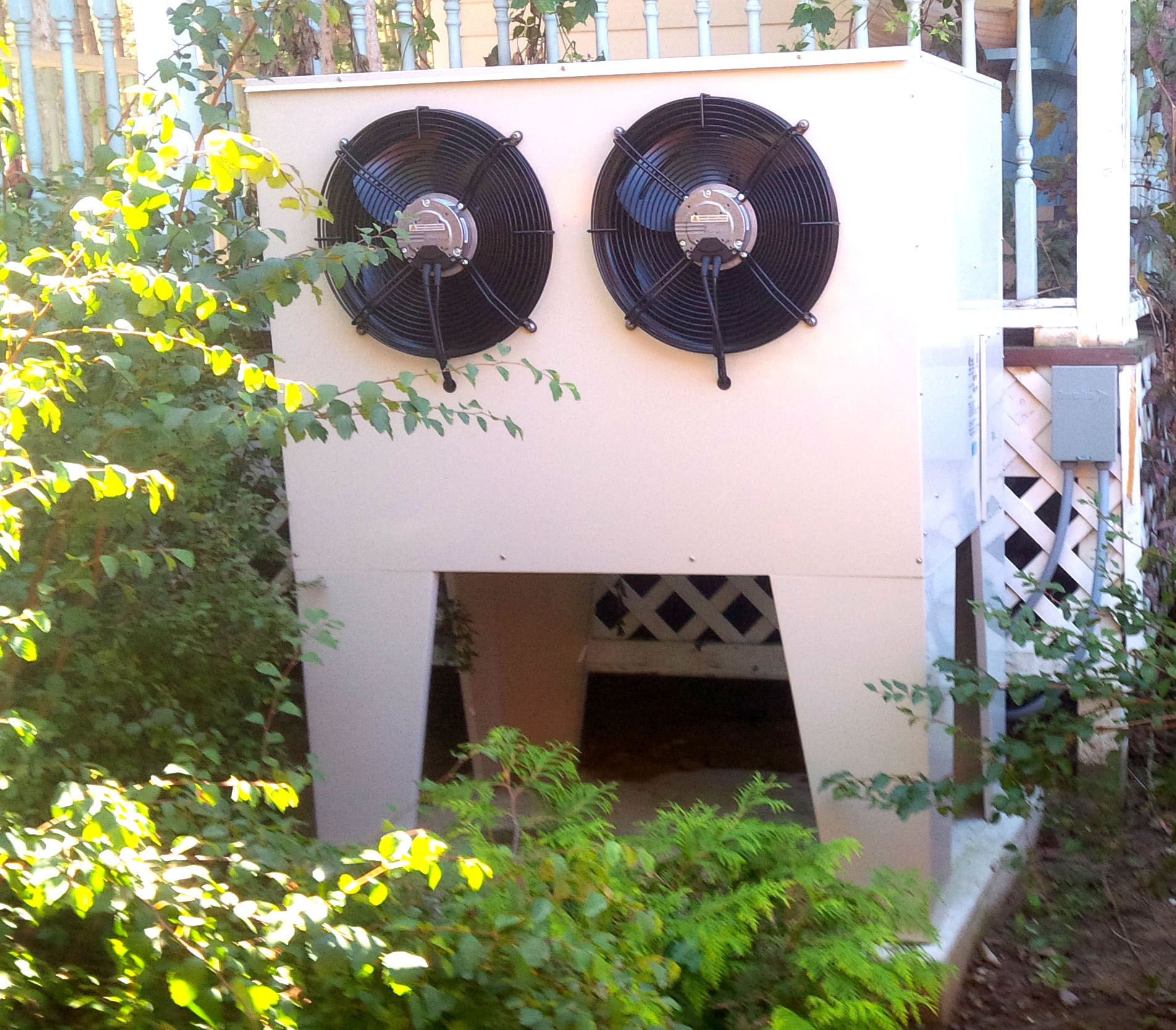 image d'un unité extérieure de la pompe à chaleur installée dans la cours d’une maison près d’Ottawa en Ontario.