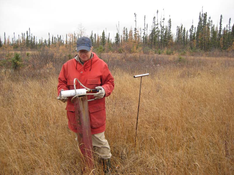 Remplacement d’un enregistreur de données à un site de mesure de temperature du pergélisol dans la vallée Mackenzie, TNO (C. Duchesne, sept. 2014)