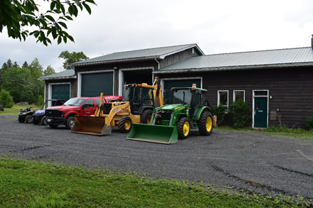 Photo de véhicules garés à l’extérieur du siège social de la Forêt expérimentale Acadia près de Fredericton (Nouveau-Brunswick).