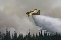 Appareil CL415 larguant de l’eau sur un feu échappé (photo du ministère des Richesses naturelles de l’Ontario, reproduite avec permission)