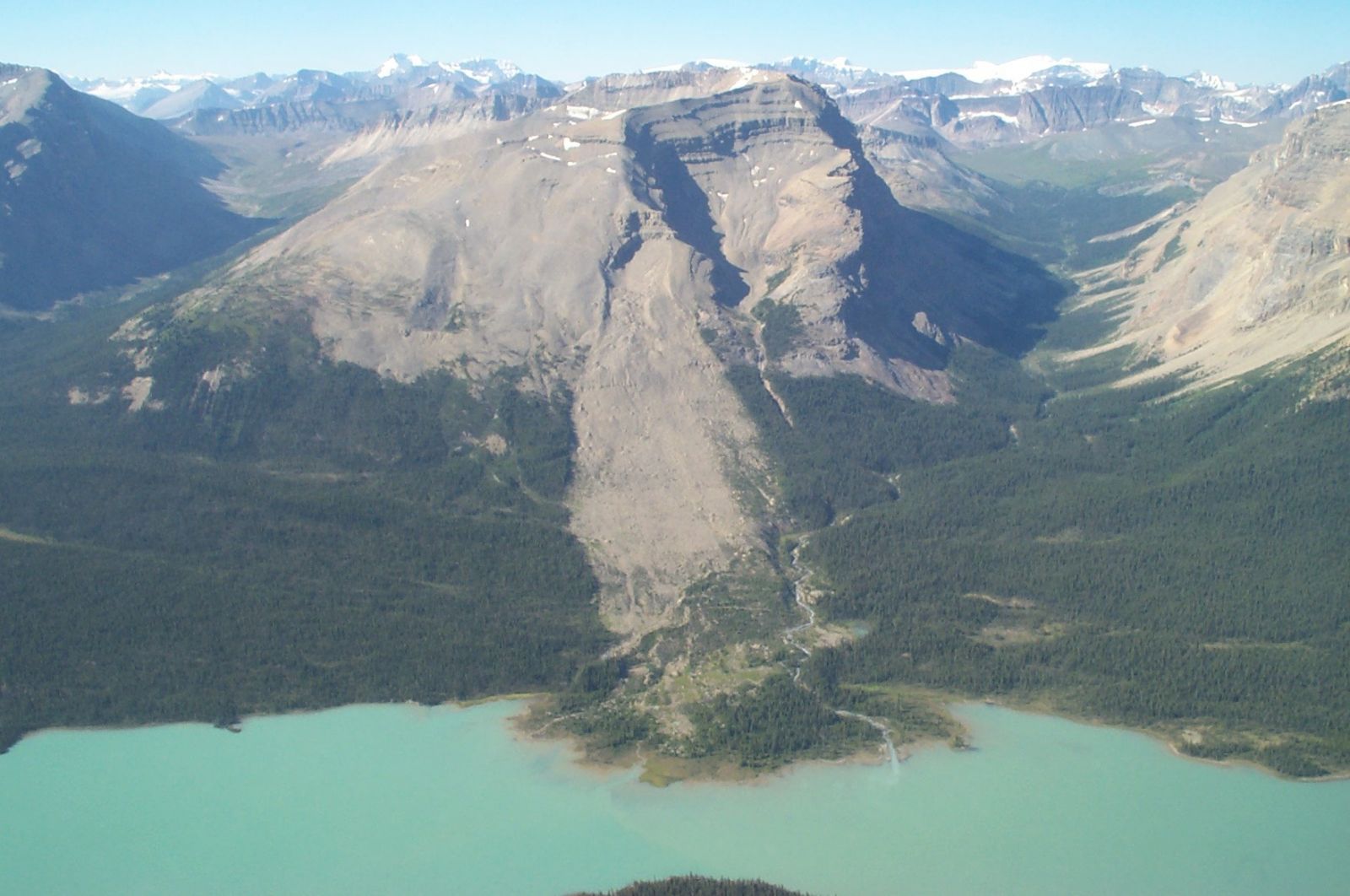Glissement rocheux, lac Brazeau, Île de Vancouver. Photo par S.G. Evans (CGC).