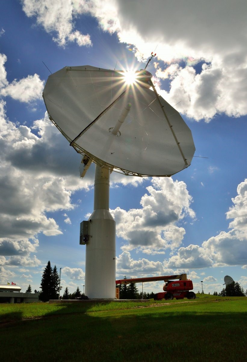 Cette image montre la nouvelle antenne parabolique qui a été installée récemment à la station-relais pour satellites de Prince Albert