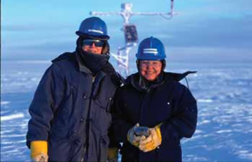 Deux travailleurs de la mine Raglan à l’extérieur en hiver