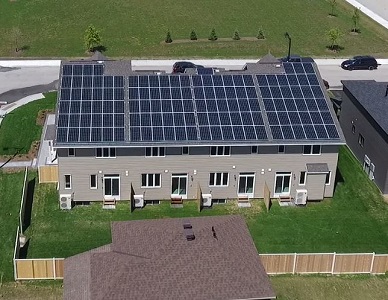 Image d'une maison neuve avec des panneaux solaires