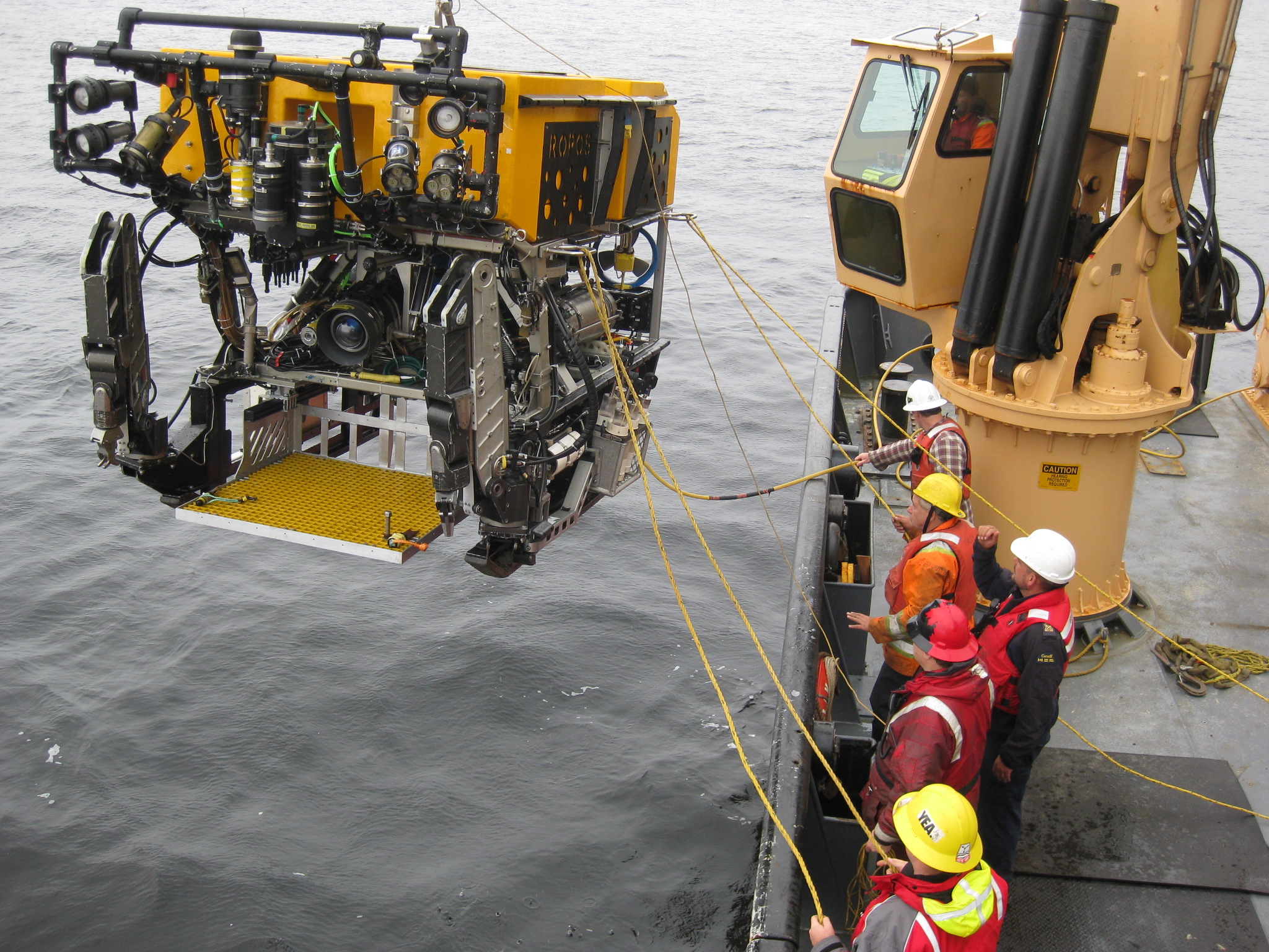 Kim et son équipe de scientifiques de RNCan utilisent un véhicule sous-marin télécommandé pour étudier les récifs.